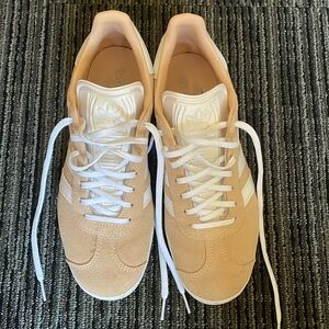 cute taupe gazelles! perfect for fall! 🍁🍁